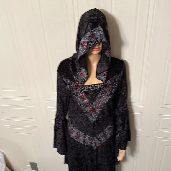 Pull over hooded robe w/extreme bell sleeves and sparkly red spiders/web design - Picture 10 of 10